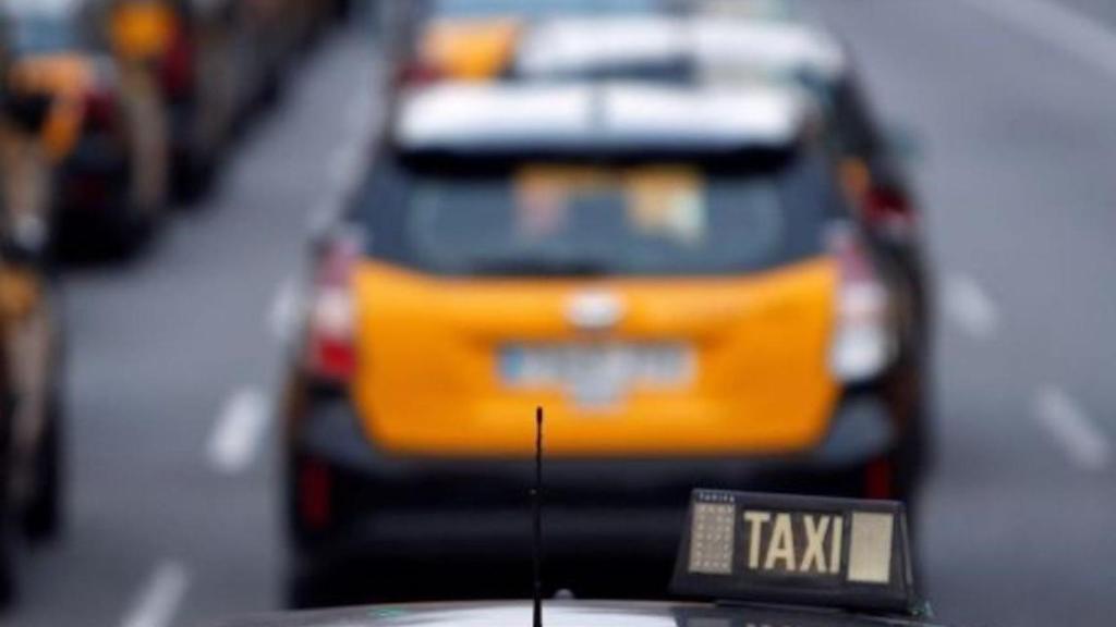 Un grupo de taxistas protesta en Barcelona / ARCHIVO