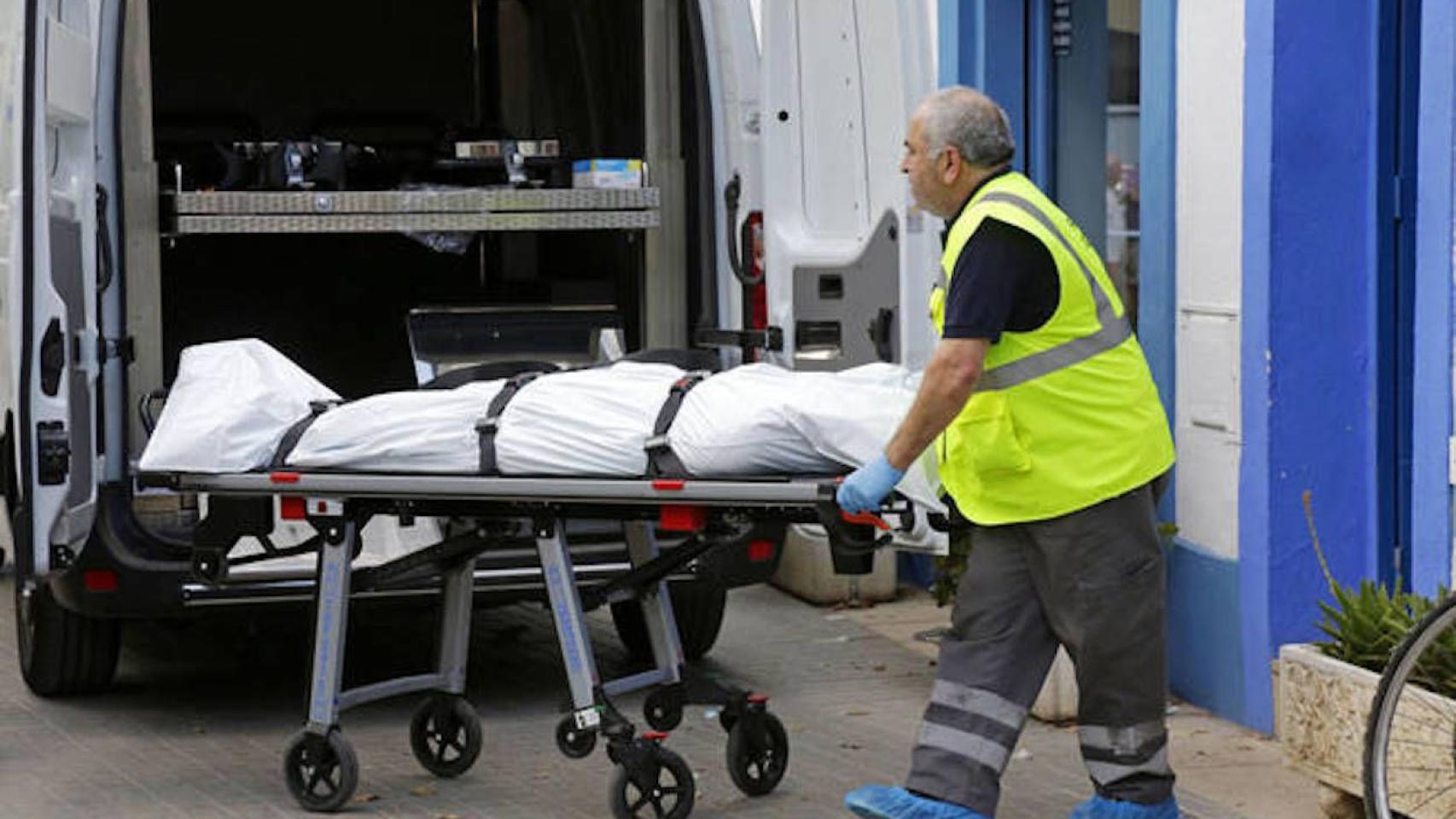 Traslado de un cadáver en una imagen de archivo / EFE