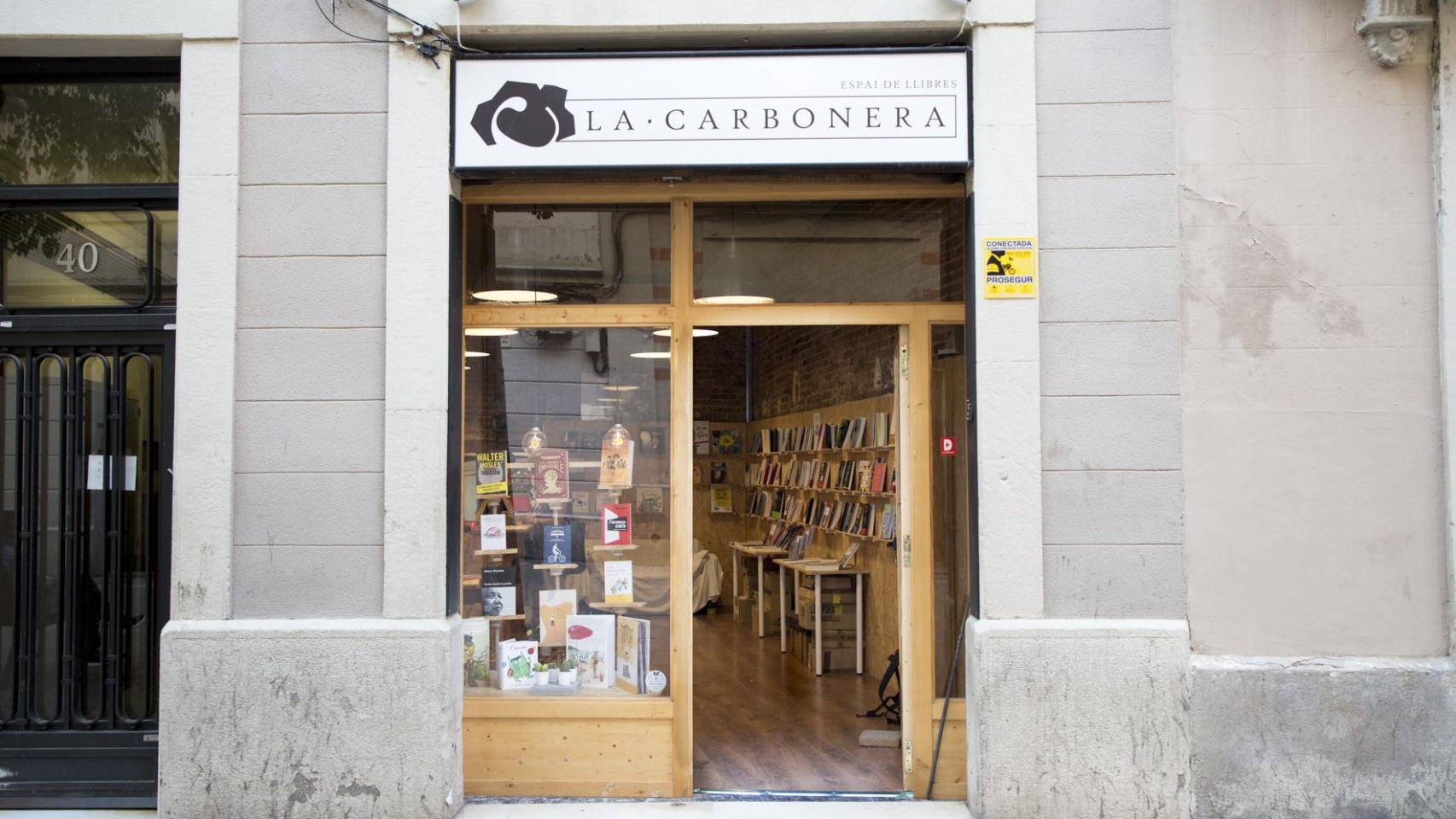 La librería 'La Carbonera' es una de las más conocidas del barrio del Poble-sec, de Barcelona / AJ. DE BCN