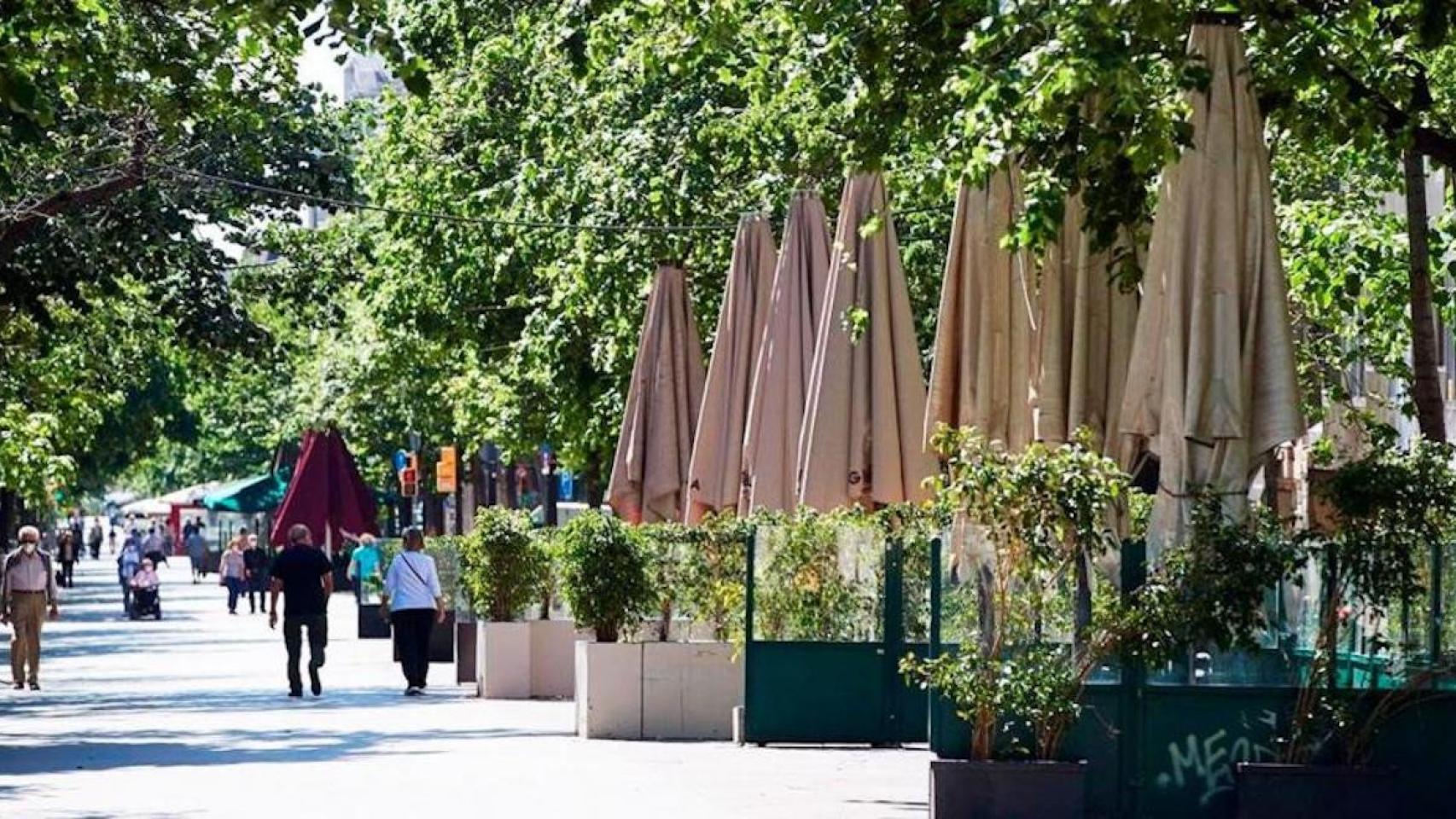 Imagen de la terraza de un bar cerrada situada en la Rambla Catalunya de Barcelona / EFE