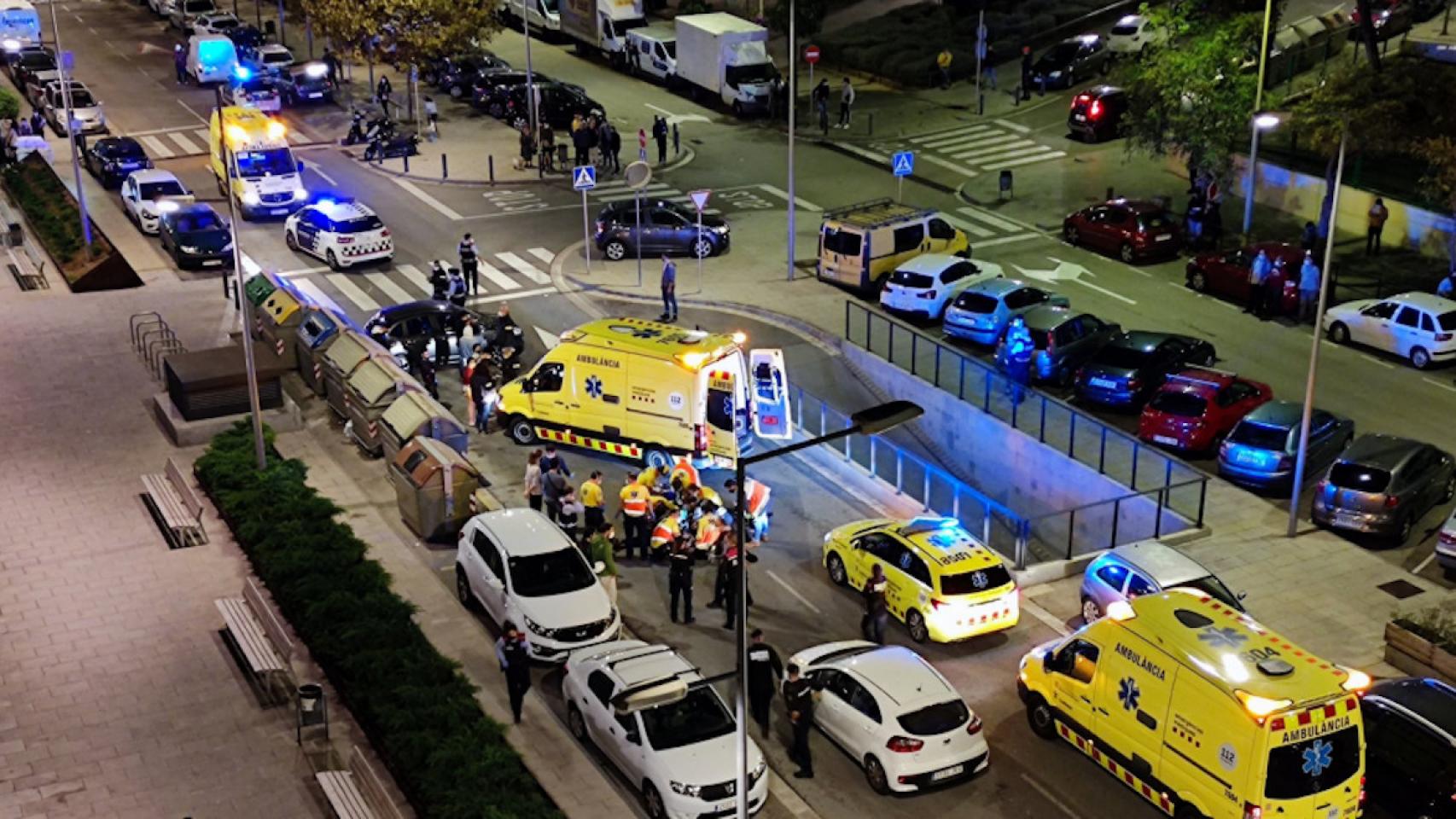 Efectivos del Sistema de Emergencias Médicas atienden al joven apuñalado en Cornellà de Llobregat / GEOLOCUS