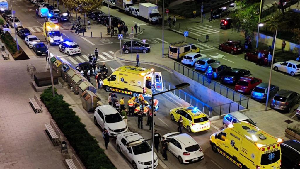 Efectivos del Sistema de Emergencias Médicas atienden al joven apuñalado en Cornellà de Llobregat / GEOLOCUS