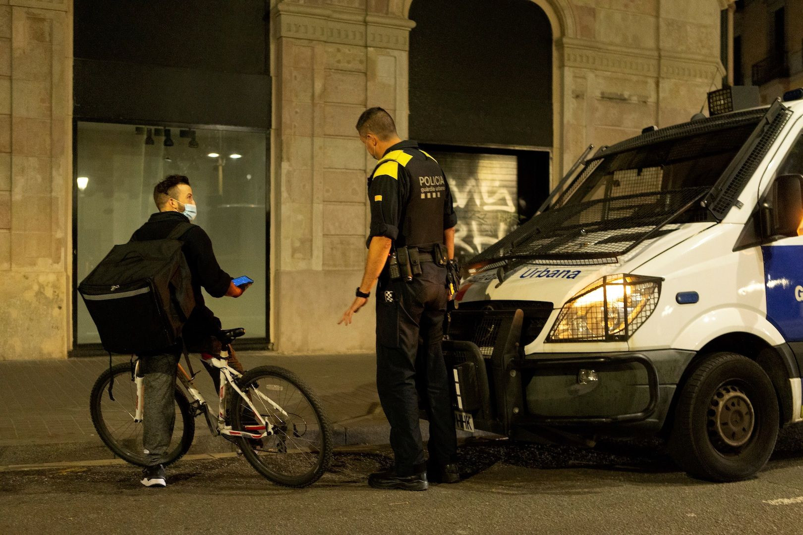 Agentes de la Guardia Urbana, durante el toque de queda en Barcelona / EFE - ENRIC FONTCUBERTA