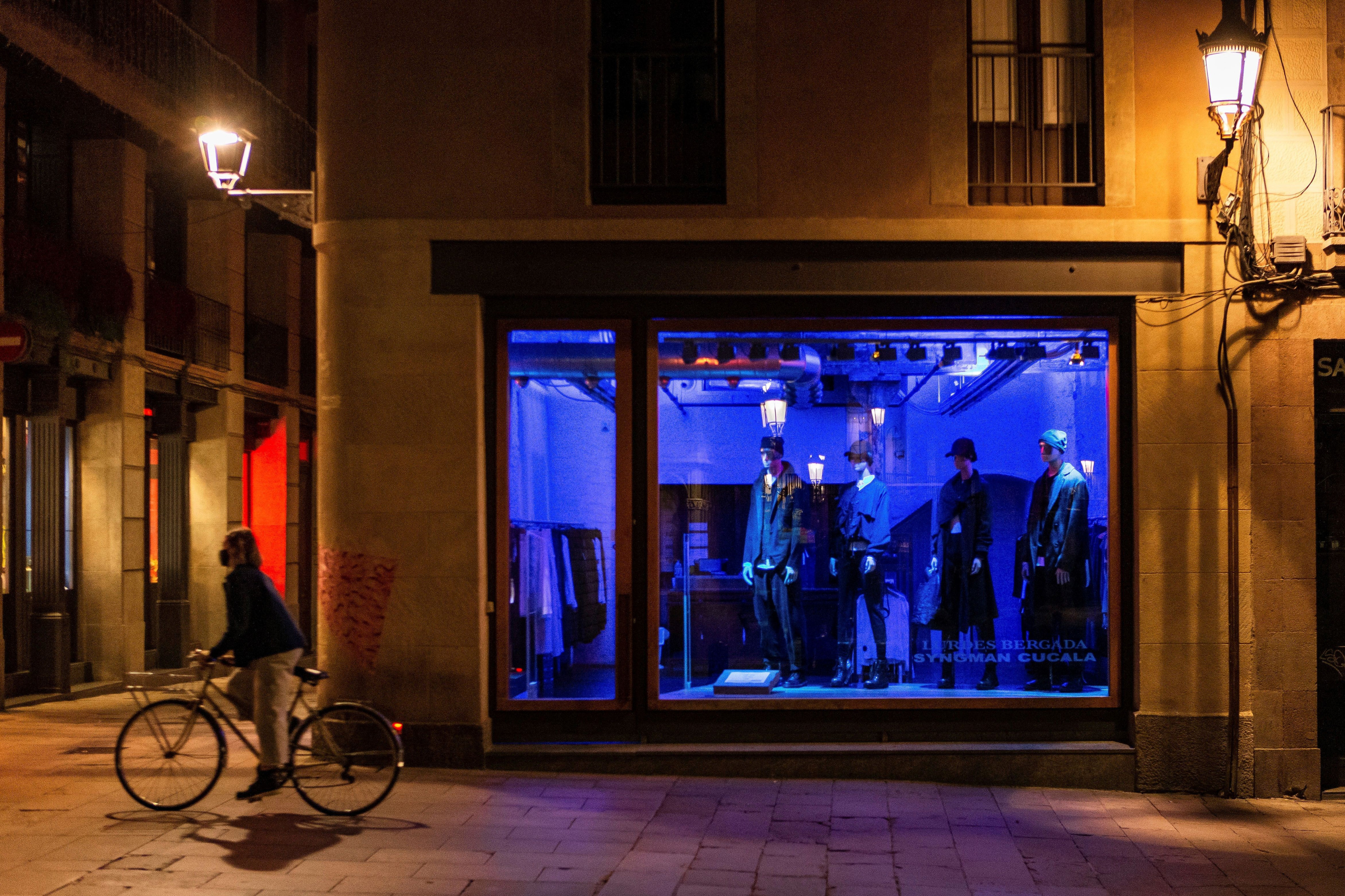 Ambiente del Passeig del Born durante una noche de toque de queda / EFE - Enric Fontcuberta
