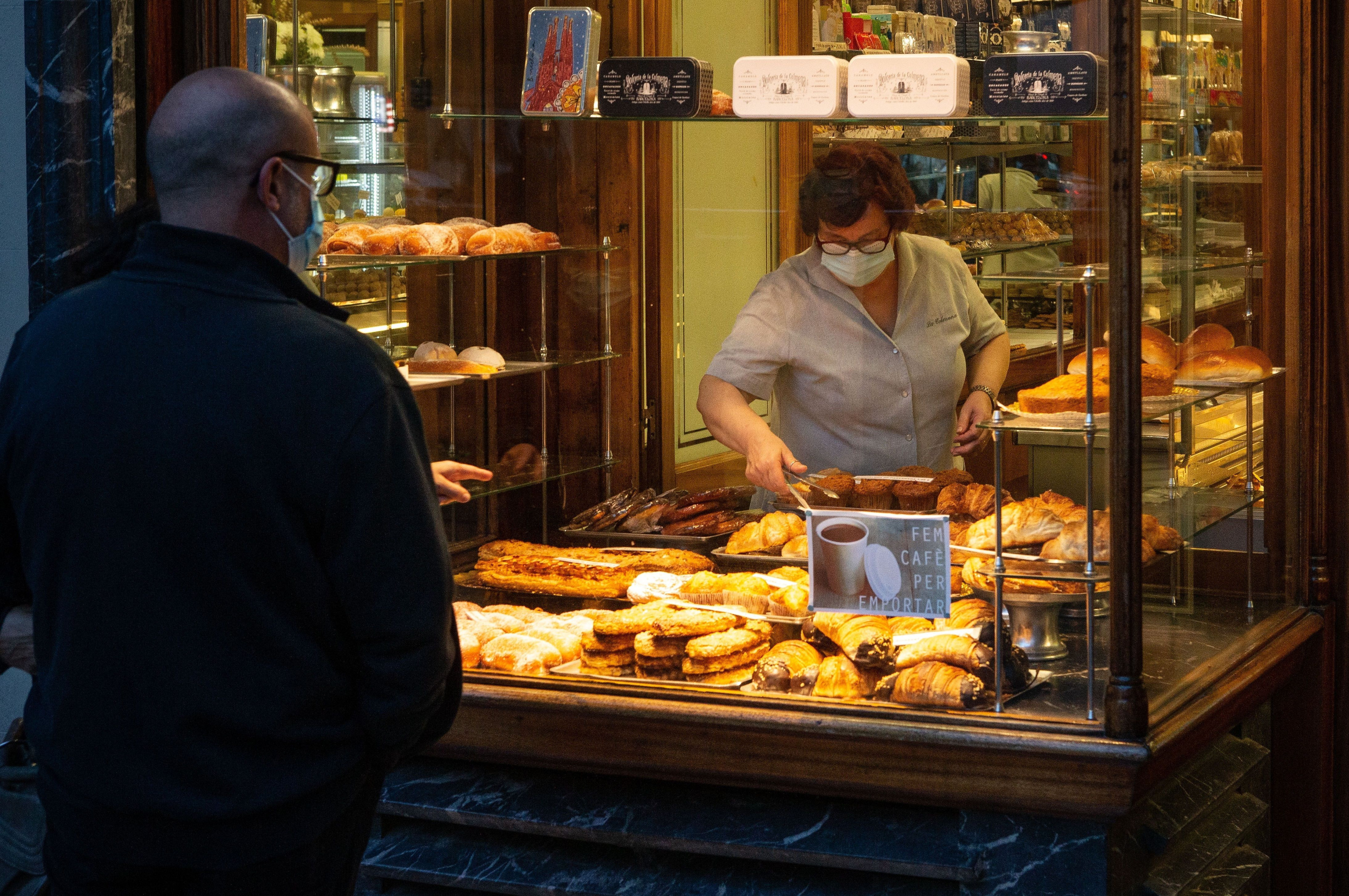 El cierre temporal de bares y restaurantes decretado por el Govern el pasado viernes como medida para contener el coronavirus / EFE - Enric Fontcuberta