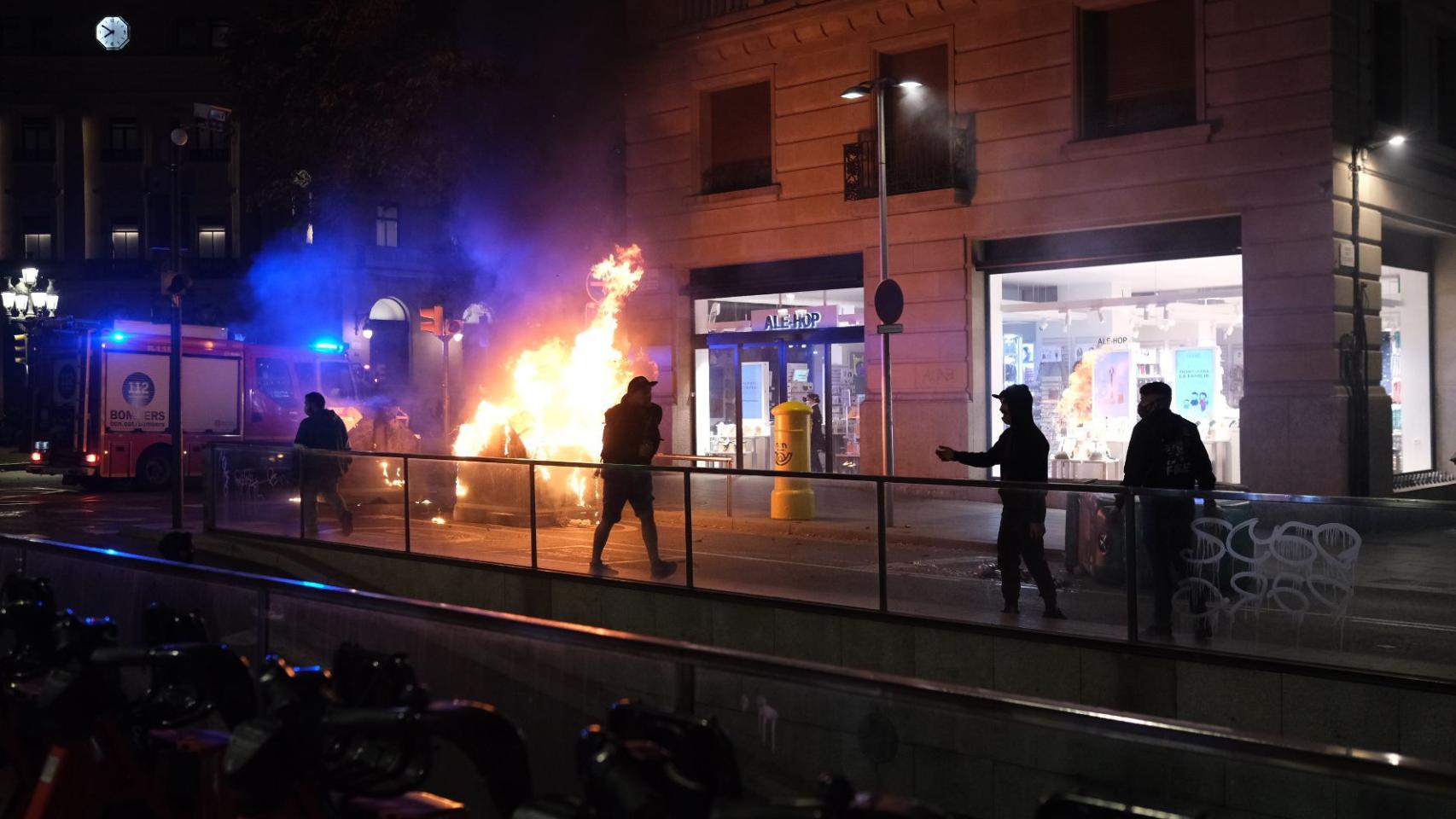 Disturbios durante la protesta contra las restricciones en el centro de Barcelona / PABLO MIRANZO