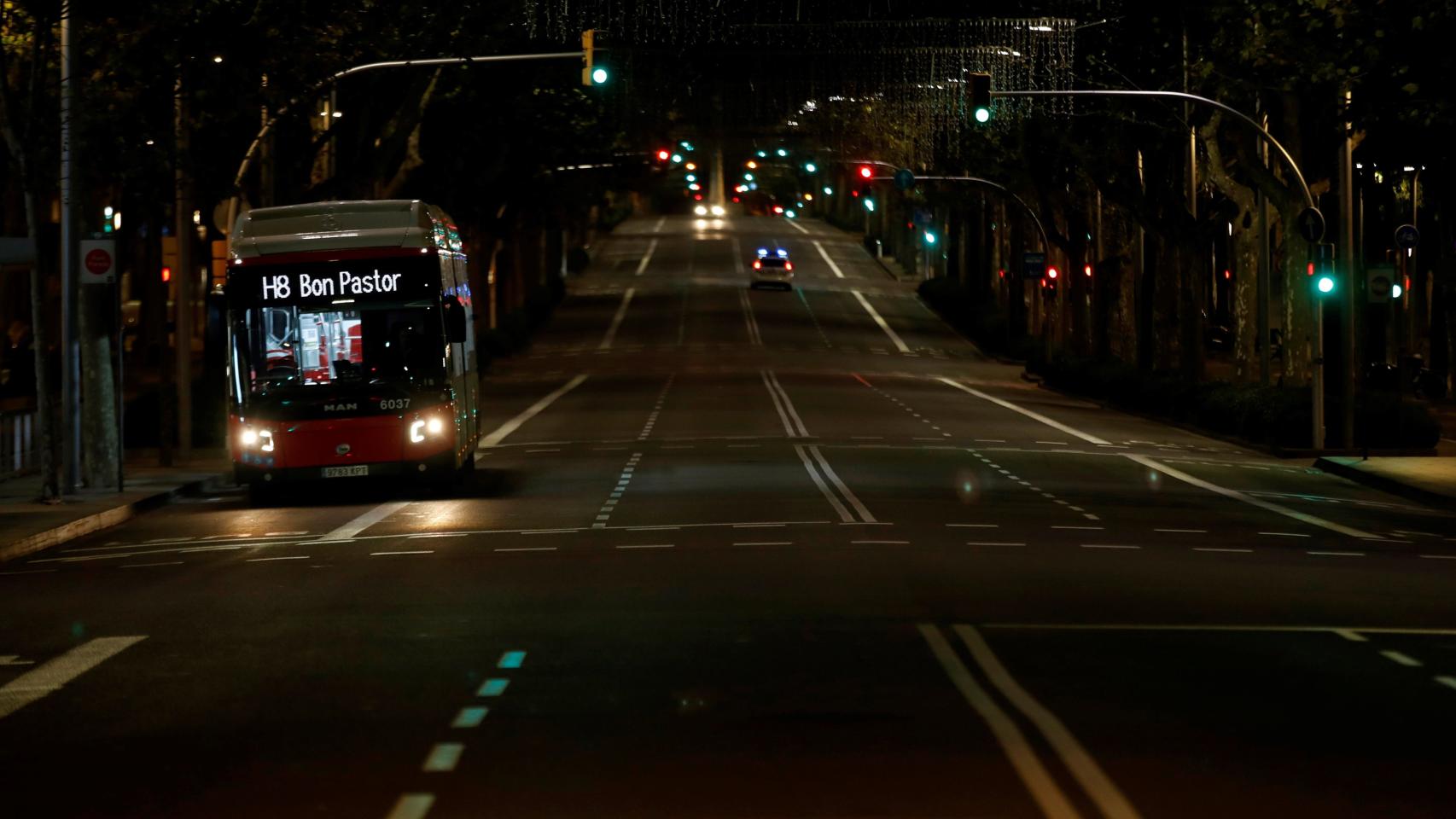 Un autobús nocturno, uno de los pocos vehículos que circula por la Diagonal de Barcelona, en la tercera noche del toque de queda / EFE - Toni Albir