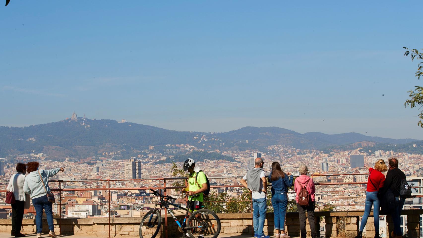 Varias personas observan las vistas en los búnkers de el Carmel / EFE - Alejandro García