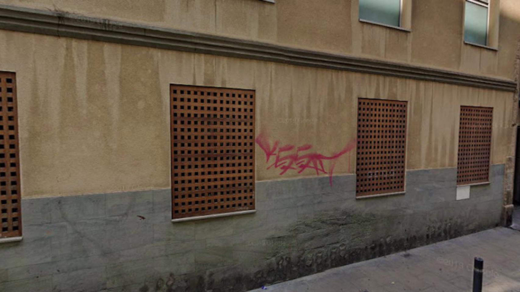 Edificio de la calle de les Tàpies donde se ubicará la comisaría de la Urbana / GOOGLE MAPS