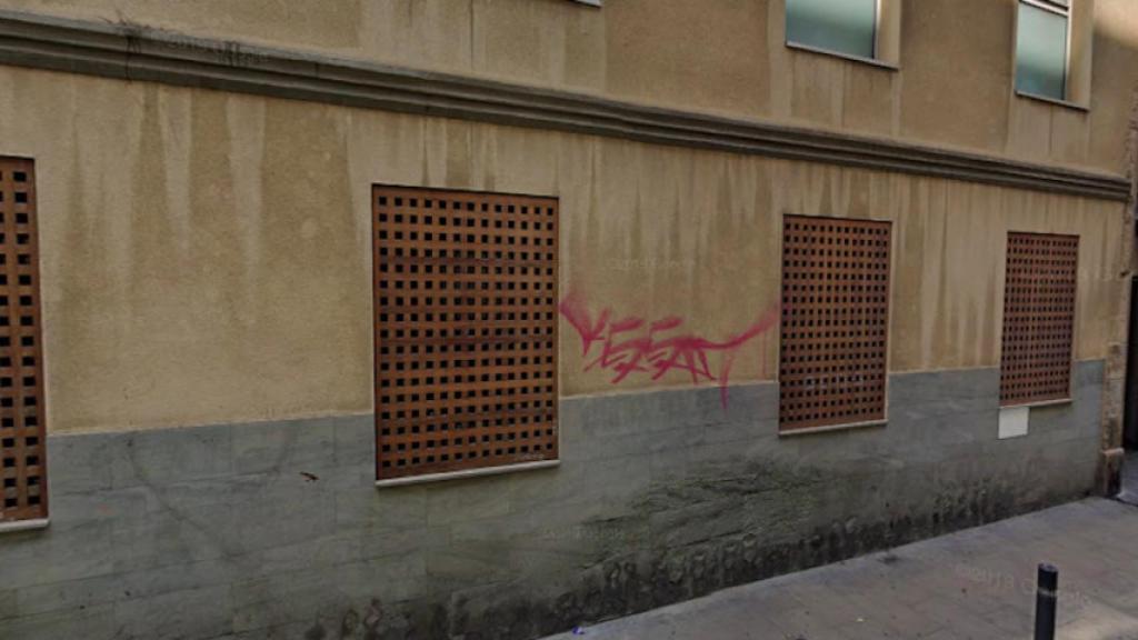 Edificio de la calle de les Tàpies donde se ubicará la comisaría de la Urbana / GOOGLE MAPS