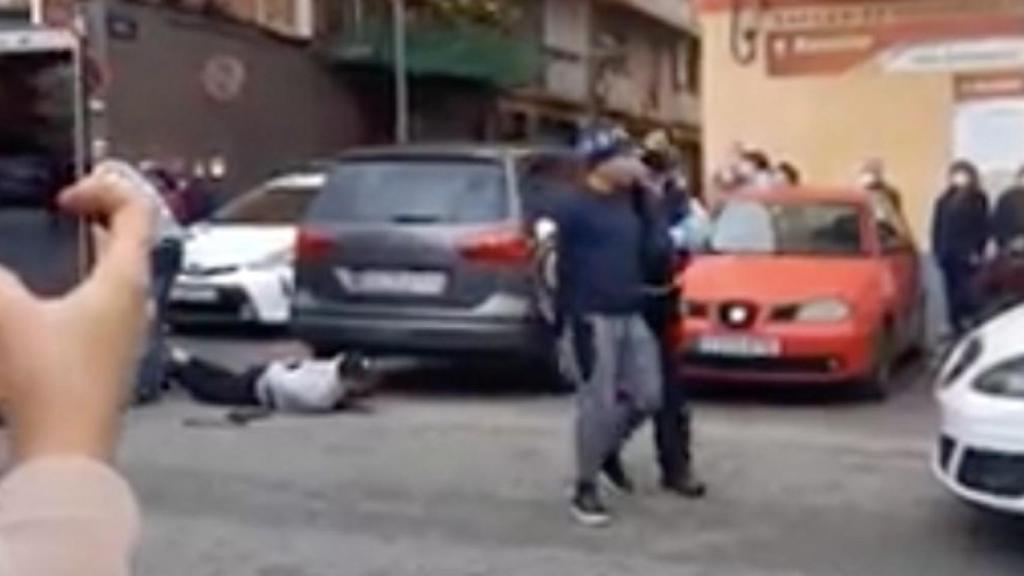 Una mosso se lleva a uno de los detenidos este martes en Badalona / METRÓPOLI ABIERTA