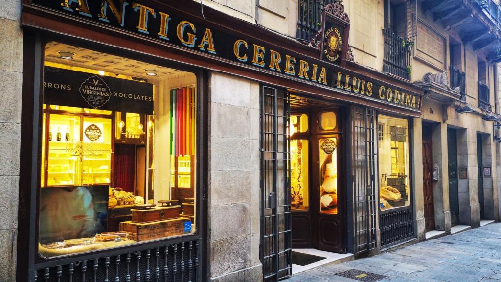 Fachada de la Antiga Cereria Lluís Codina, ahora reconvertida en una tienda de turrones / INMA SANTOS