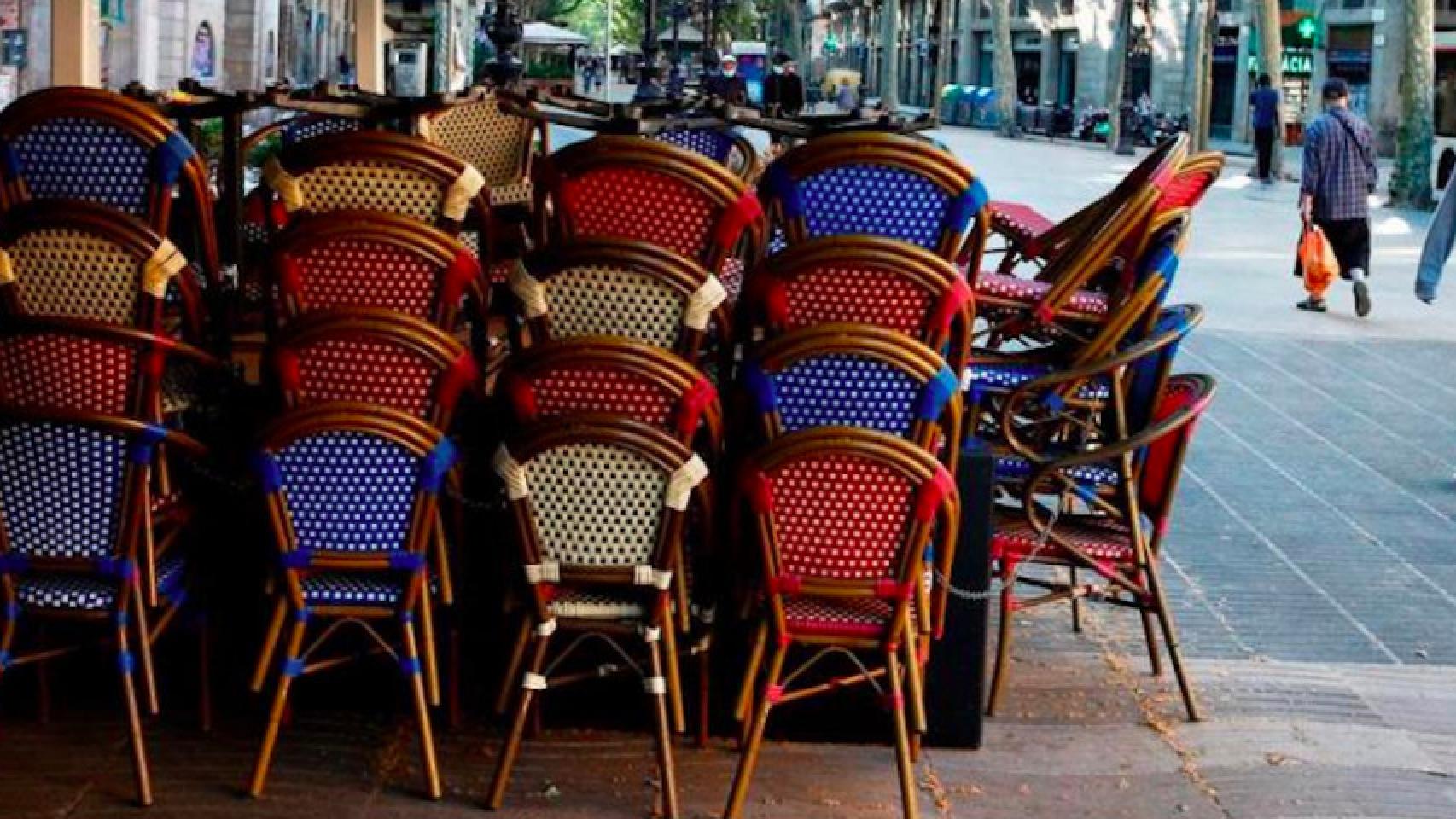 La terraza de un bar cerrada en Barcelona / EFE