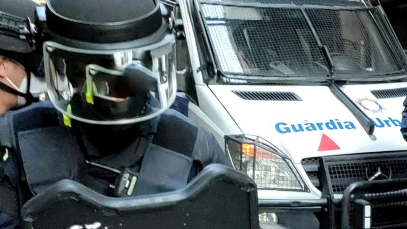 Un agente de los antidisturbios durante la redada contra los narcopisos del pasado 7 de octubre en el Raval / GUARDIA URBANA