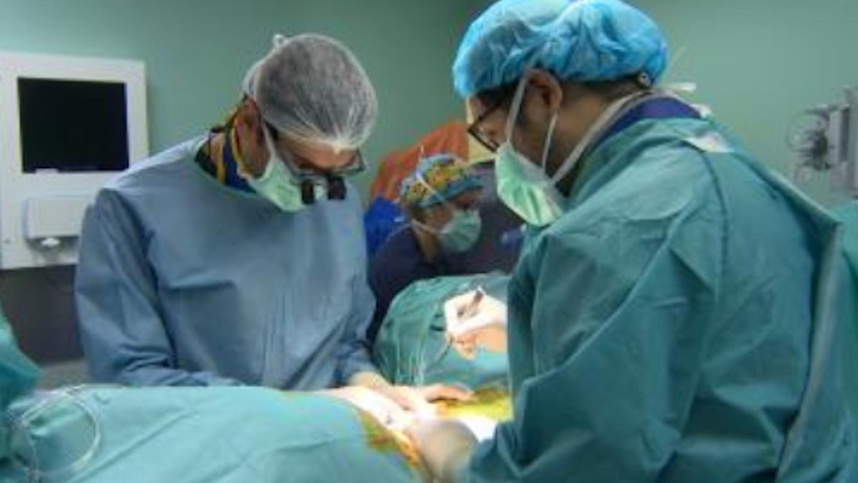 El equipo del doctor Roberto Lastra opera la escoliosis mediante una técnica innovadora / EUROPA PRESS