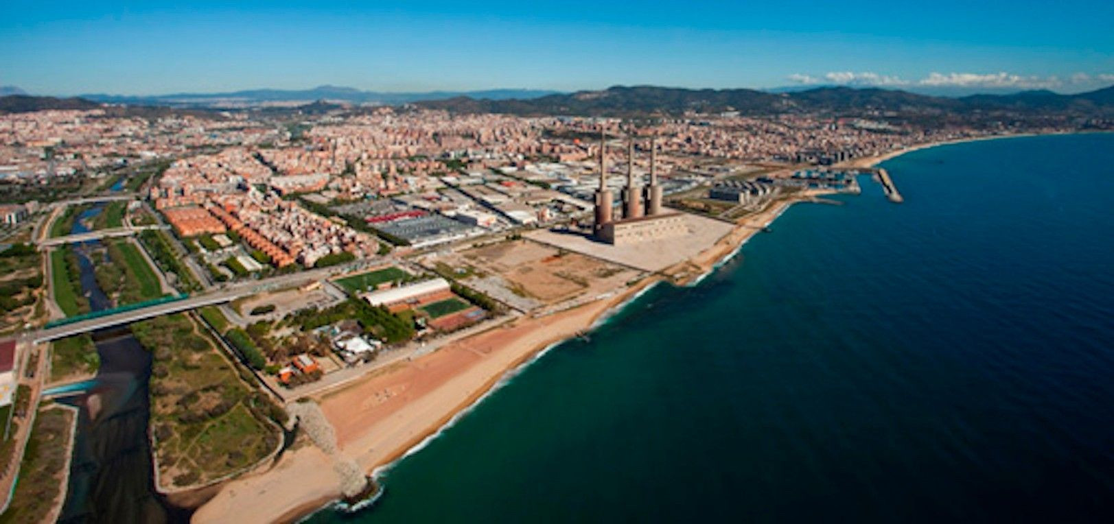 Vista aérea de la desembocadura del Besòs y de las Tres Chimeneas / CONSORCI DEL BESÒS