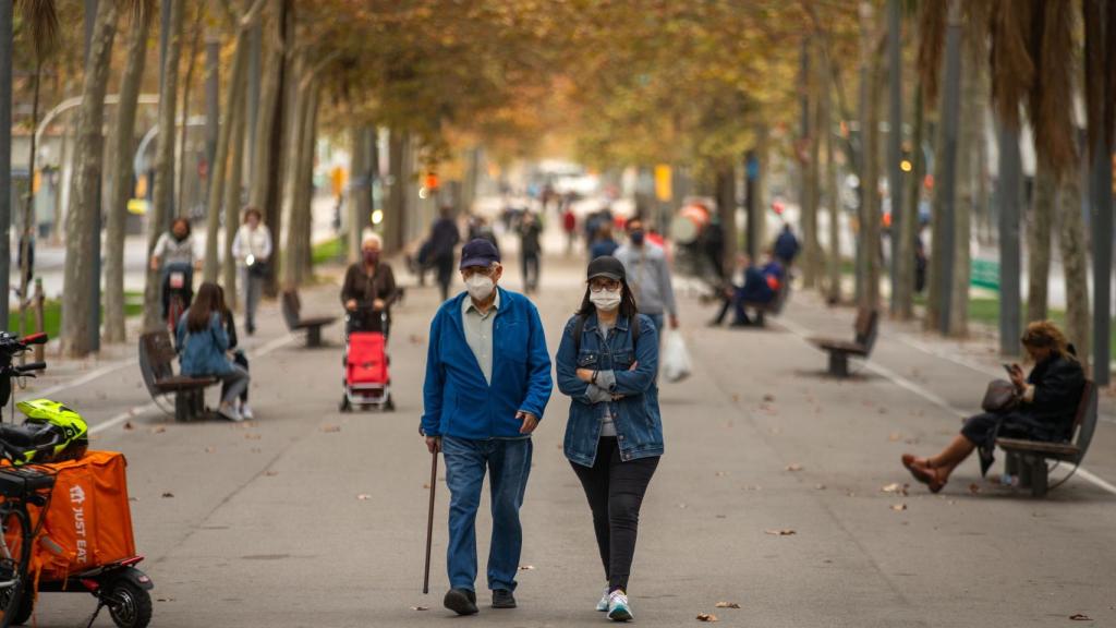 Vista de Diagonal de Barcelona con varias personas paseando / EFE - Enric Fontcuberta