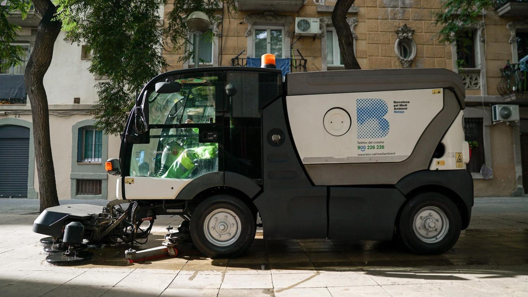 Vehículo de limpieza del Ayuntamiento de Barcelona / AJ. DE BCN
