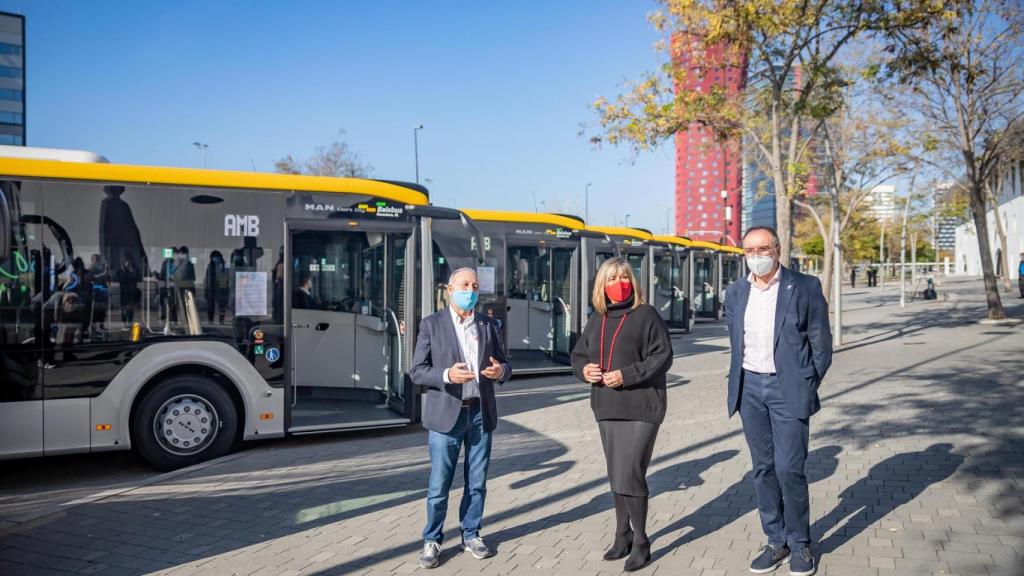 Antoni Poveda y Núria Marín han presentado 12 nuevos autobuses metropolitanos híbridos que se han incorporado a la flota del Bus Metropolità / AMB - SERGI RAMOS