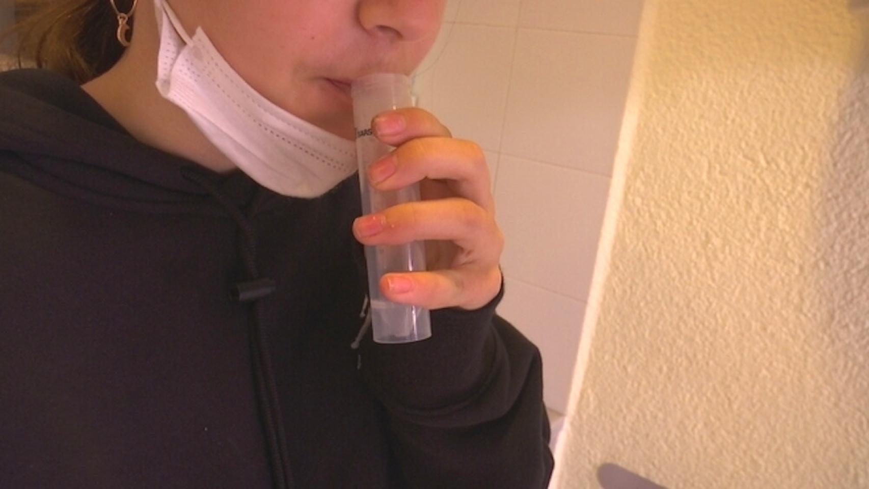 Así se recoge la muestra de cada alumno en este cribaje masivo en las escuelas de Sarrià Sant Gervasi / CCMA