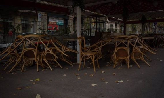 Sillas recogidas de una terraza de un bar cerrado en Barcelona / EUROPA PRESS