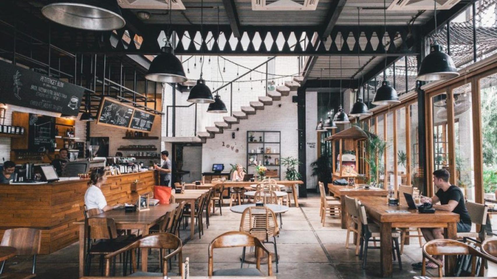Interior de un restaurante con varios comensales / ARCHIVO
