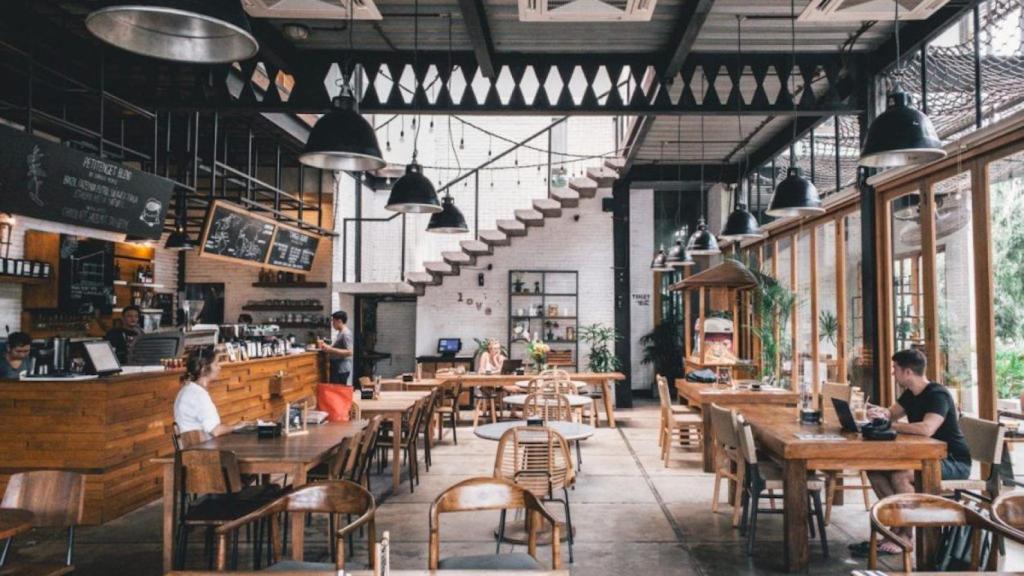 Interior de un restaurante con varios comensales / ARCHIVO