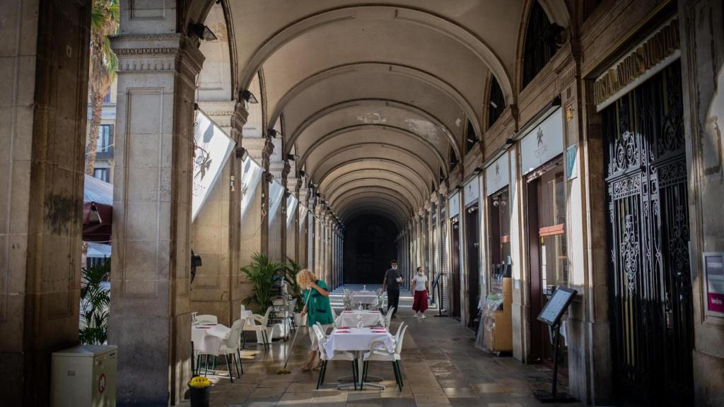 Terraza de un bar vacía en Barcelona / EUROPA PRESS - David Zorrakino