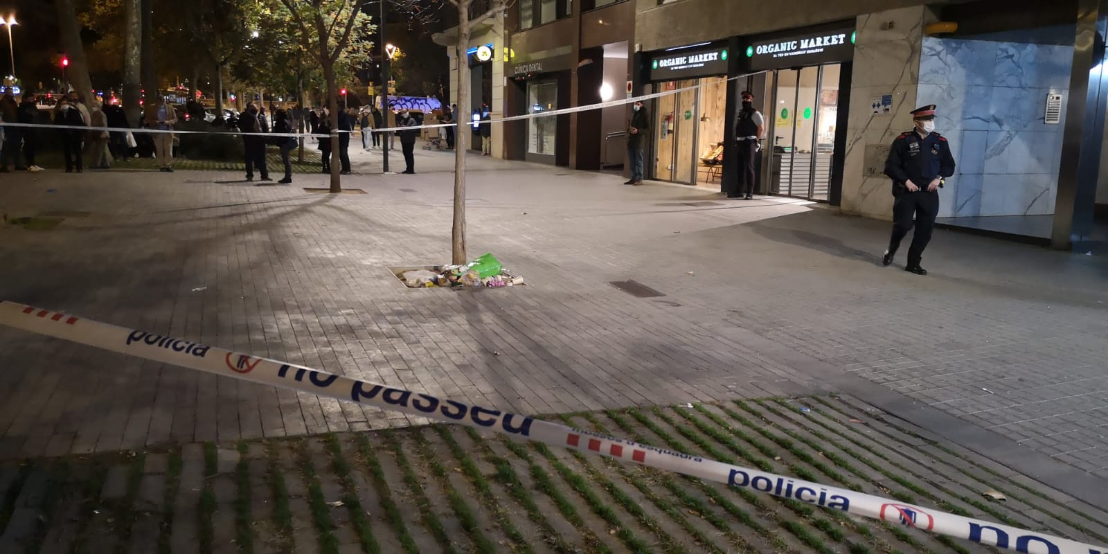 Objetos del sintecho en el Paseo de Sant Joan de Barcelona / M.A.