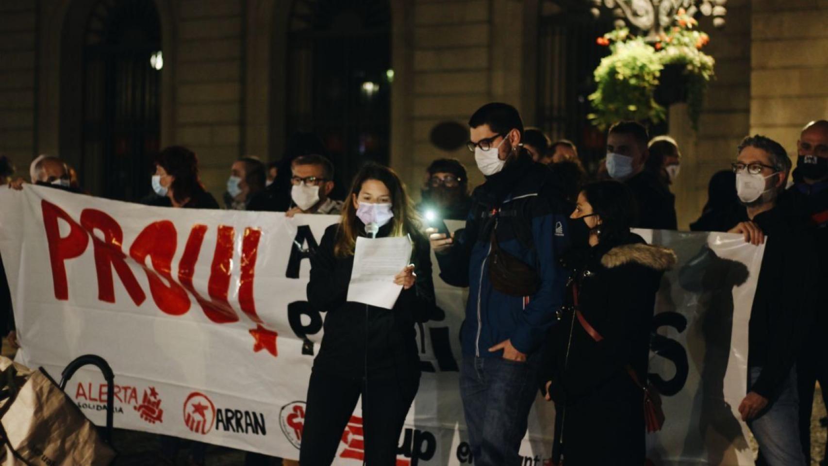 Lectura del manifiesto en la concentración de la plaza Sant Jaume organizada por la CUP para protestar contra la actuación de la Guardia Urbana, que el sábado pasado disparó a