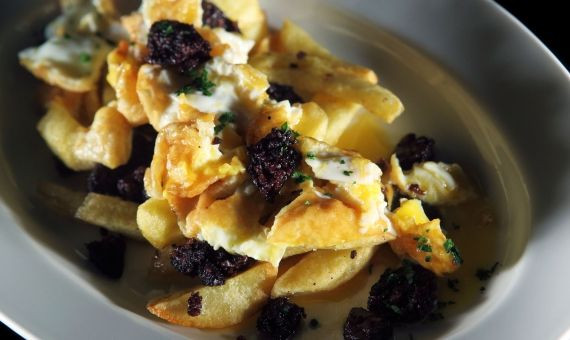 Huevos estrellados con butifarra negra, del restaurante barcelonés Tapas 24 / CEDIDA