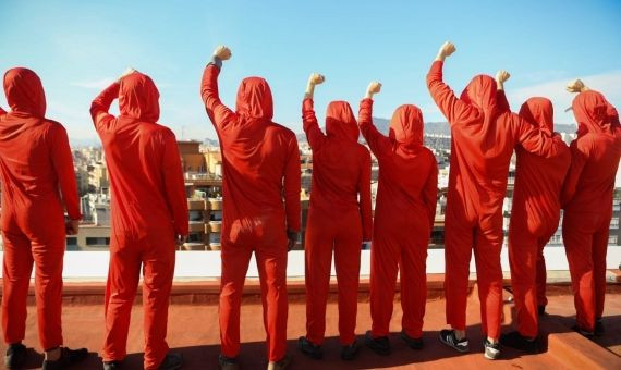 Activistas en el tejado del número 36 de la avenida de Josep Tarradellas /  @GuerraACerberus