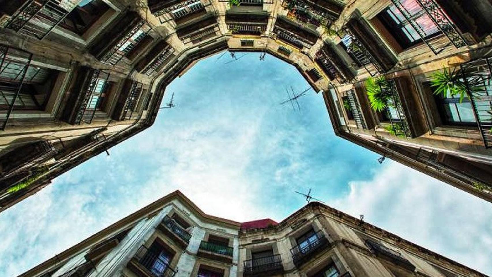 Plano contrapicado de la plaza Milans, el capricho pentadecagonal del barrio Gòtic, uno de los mejores rincones de Barcelona / INMA SANTOS
