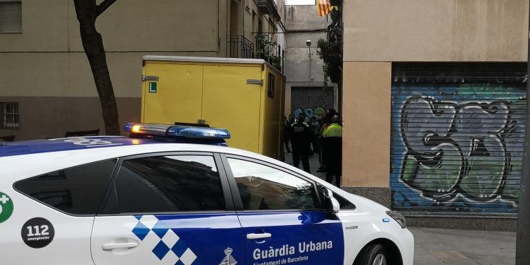 Guardia urbanos en la calle del Pou de la Riera este martes / G.A