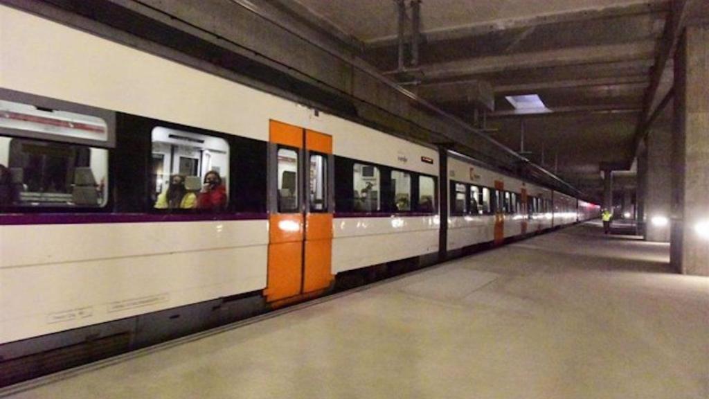 Un tren de la línia R1 de Rodalies passa per la futura estació de La Sagrera / EUROPA PRESS