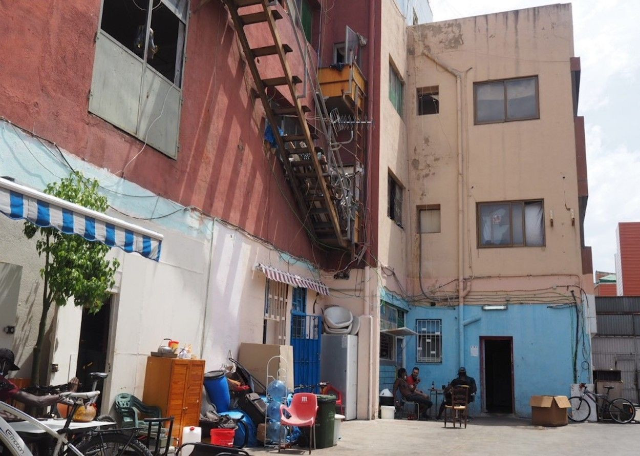 Imagen previa al incendio del patio central de la nave okupada de Badalona / ANNA ROCASALVA - MA