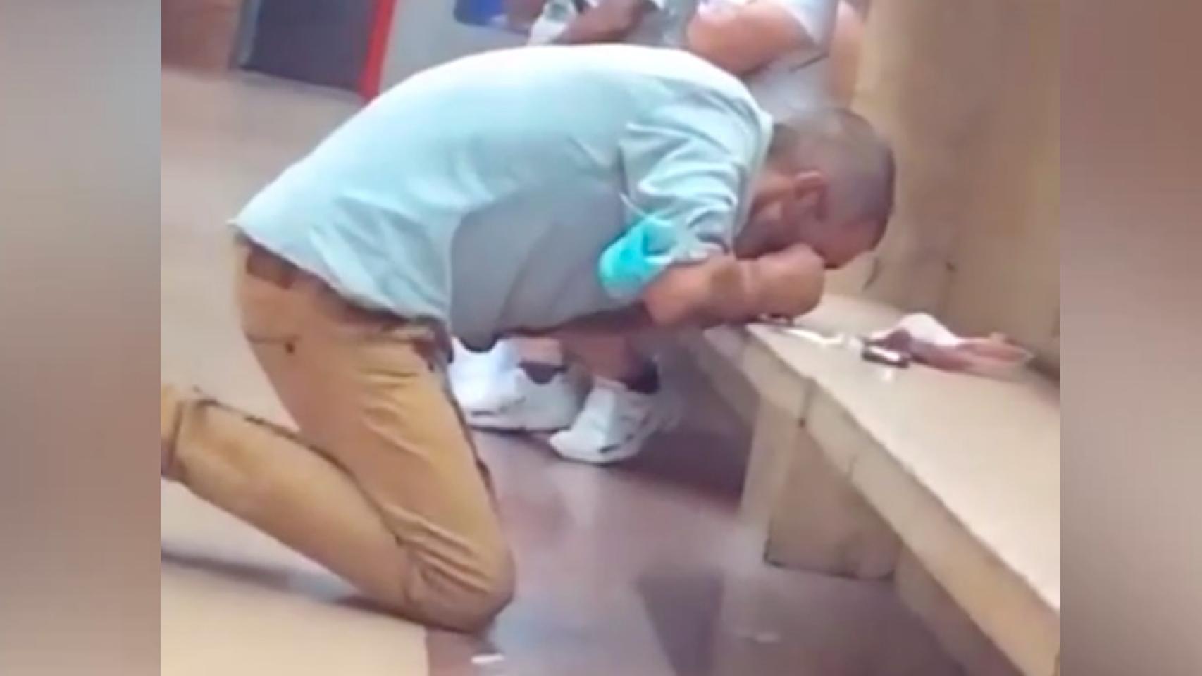 Un hombre esnifa en el metro de Barcelona / MA