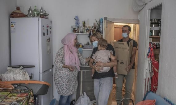 Voluntarios del Hospital de campaña de Santa Anna entregando ayudas a una familia necesitada / MARIA CONTRERAS COLL