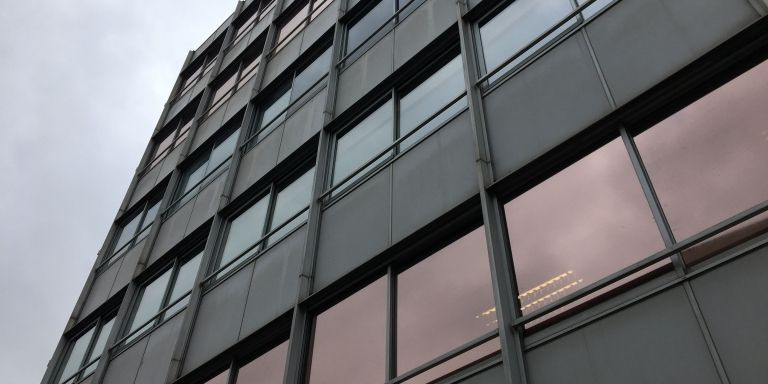 Edificio en el que se ubican los servicios del distrito / RP