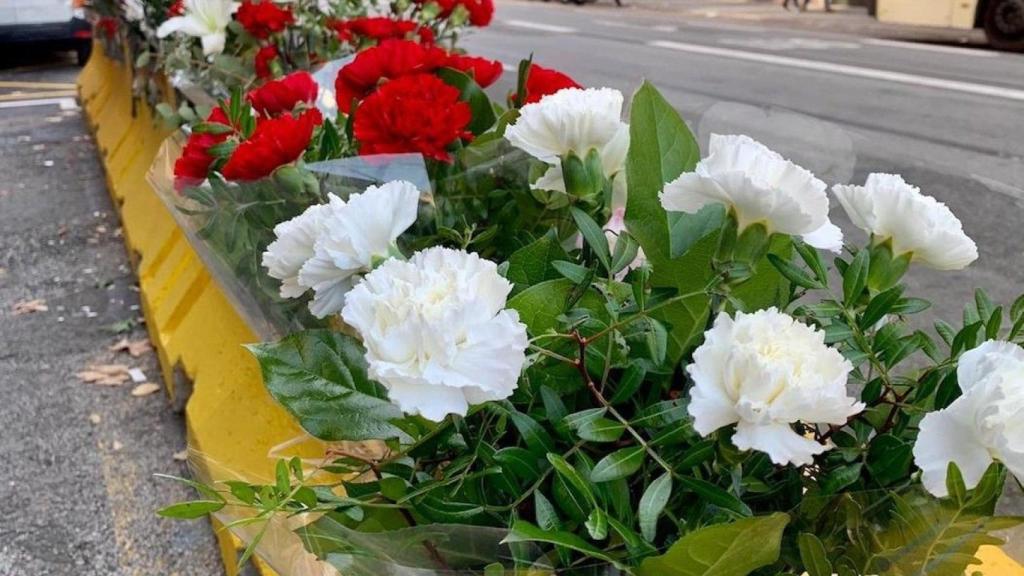 Flores en un lugar de un accidente en Barcelona / MOTORISTES BCN