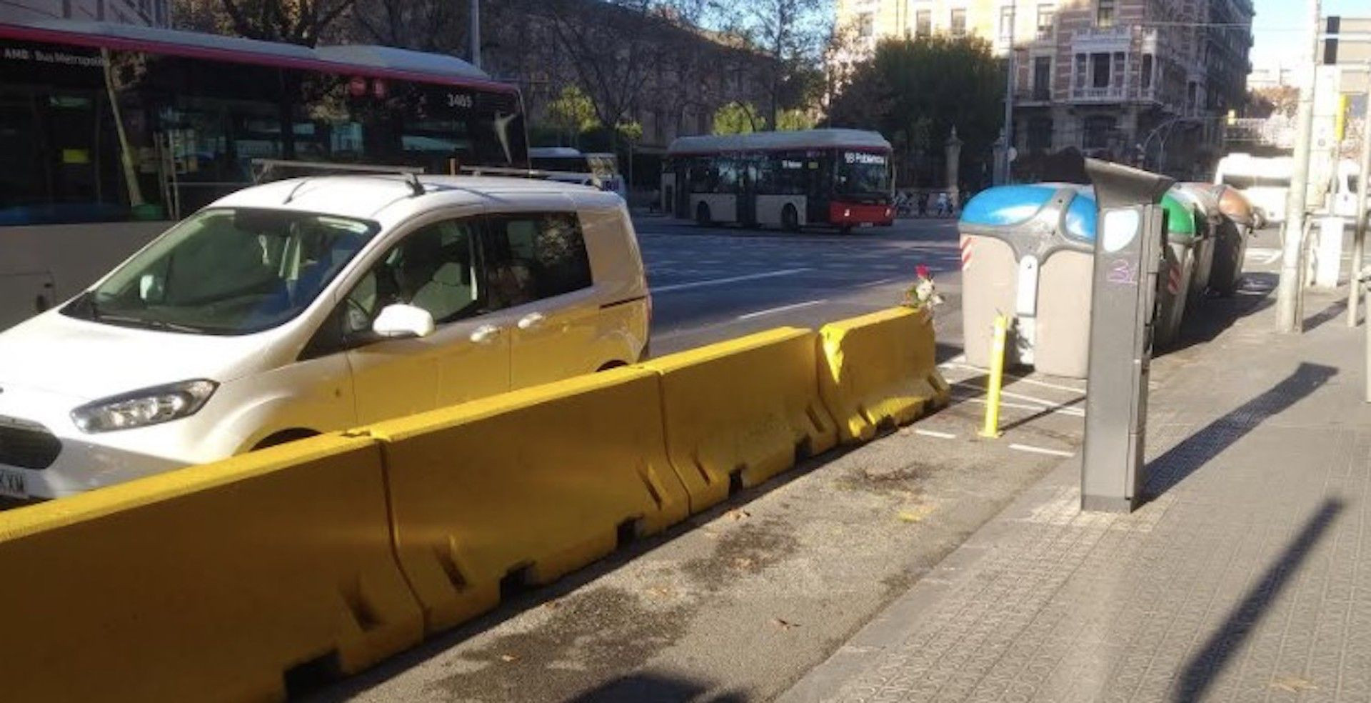 Lugar del accidente en el que impactó el motorista que falleció el jueves 17 de diciembre / JORDI SUBIRANA