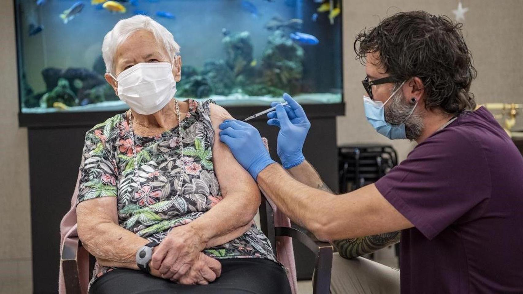 Una anciana, de 90 años, recibe su primera dosis de la vacuna Pfizer-BioNTech / EFE