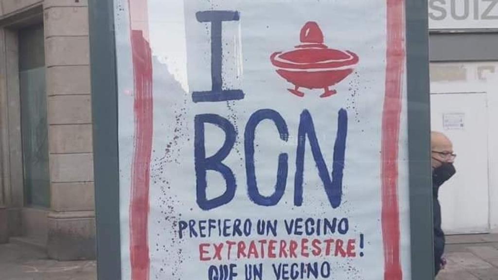 Marquesina de TMB este fin de semana con uno de los carteles 'okupas' de Navidad / CEDIDA