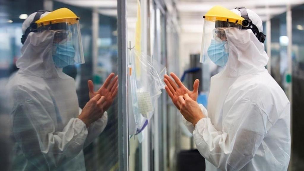 Un trabajador sanitario del Hospital del Mar, a punto de atender a un paciente con Covid-19 / EFE