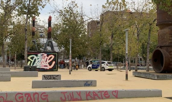 Un coche de la Guardia Urbana a punto de desalojar el parque de las Tres Xemeneies / V.M.