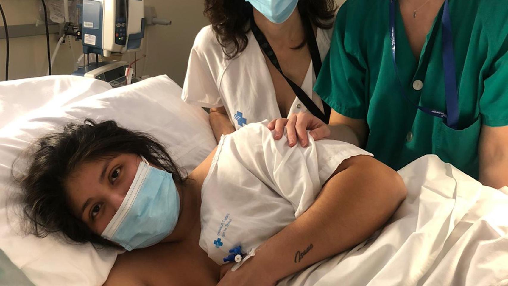 Inés Valeria Anchundia Parraga con su madre en el Vall d'Hebron / SALUD