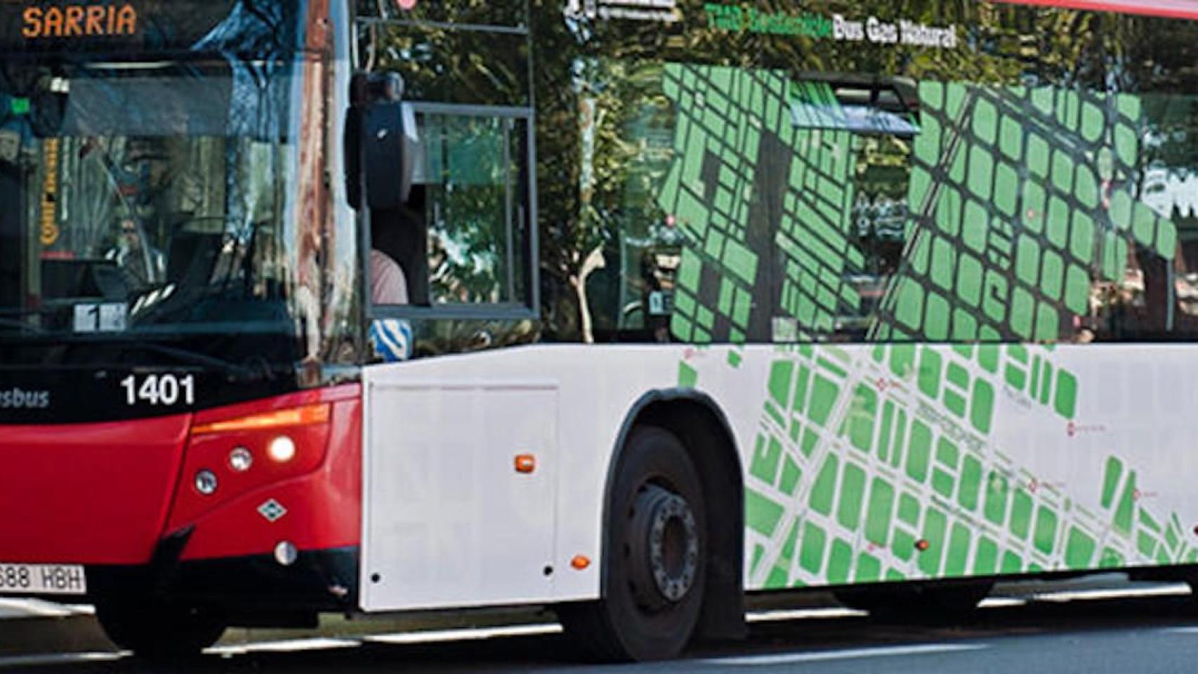 Un bus de TMB en una calle de Barcelona / TMB