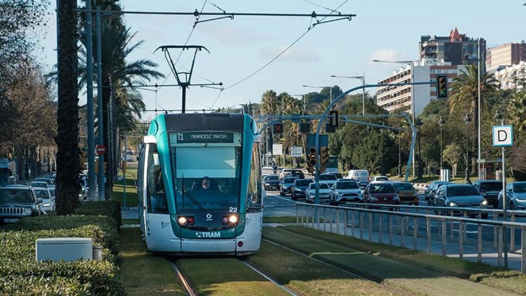 Tramvia al seu pas per la zona del Campus Nord