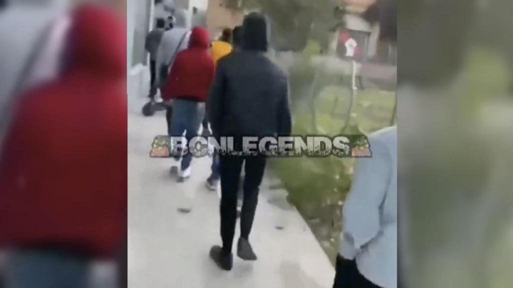 Captura de pantalla del vídeo en el que se ve cómo acorralaron los atacantes al menor apaleado en Sants / BCNLEGENDS