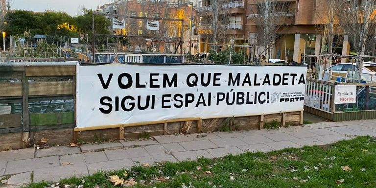 Pancarta reivindicativa en los terrenos donde iría el equipamiento municipal si se construyese/ ÓSCAR DEL ESTAL